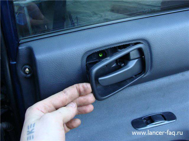 Mitsubishi Lancer IX: Снятие обшивки задней двери