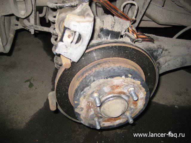Замена задних тормозных дисков и колодок Mitsubishi Lancer IX