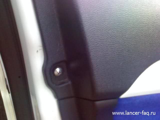 Снятие обшивки передней двери Mitsubishi Lancer X 02