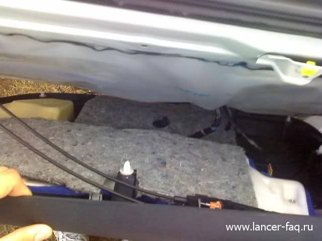 Снятие обшивки передней двери Mitsubishi Lancer X 06